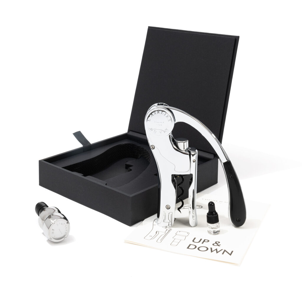 Oenology set with lever corkscrew and champagne preservative cork